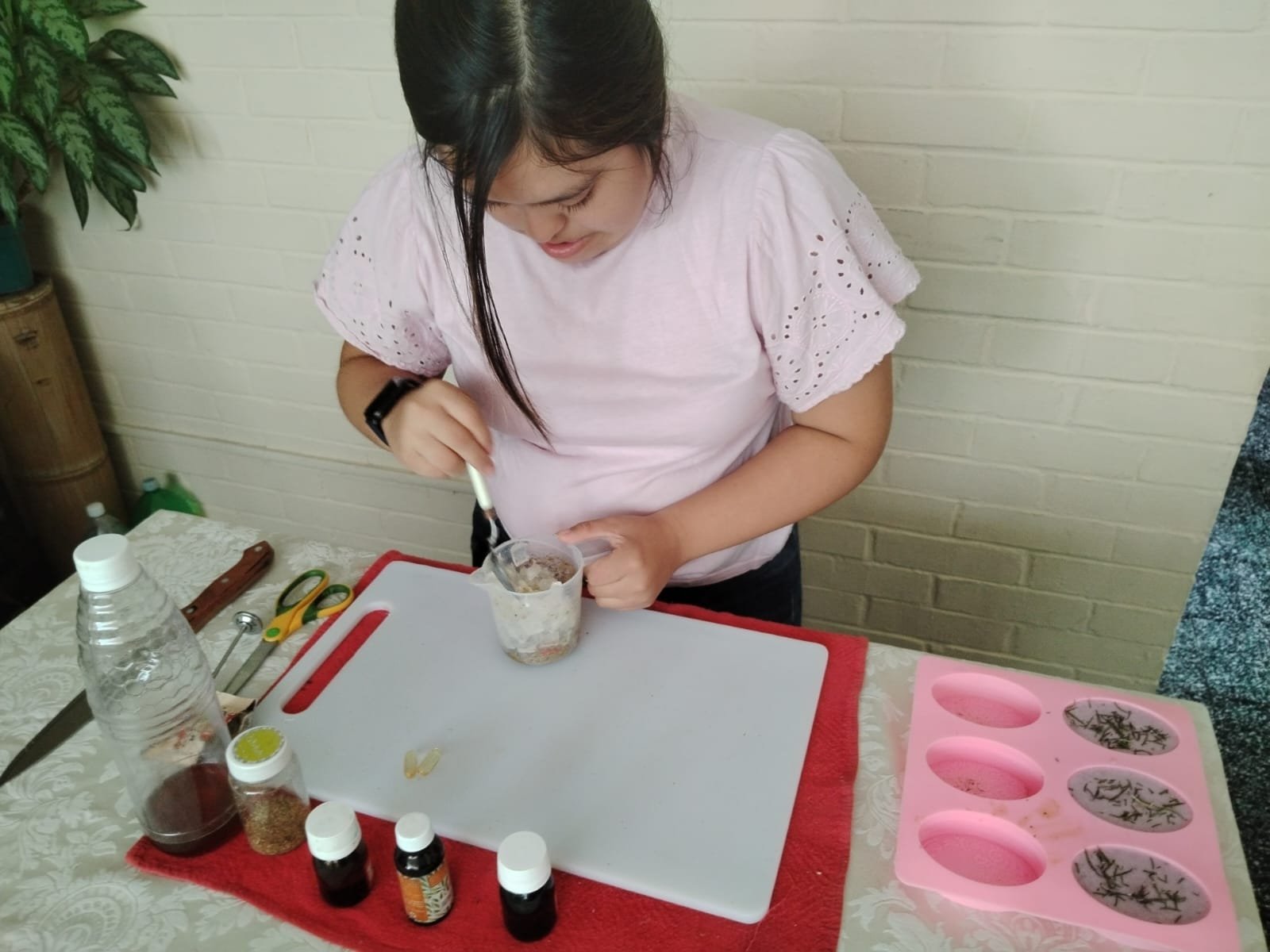  Meiling Tzoc Lee en la elaboración de jabones artesanales. Foto: cortesía Ingrid Lee. 